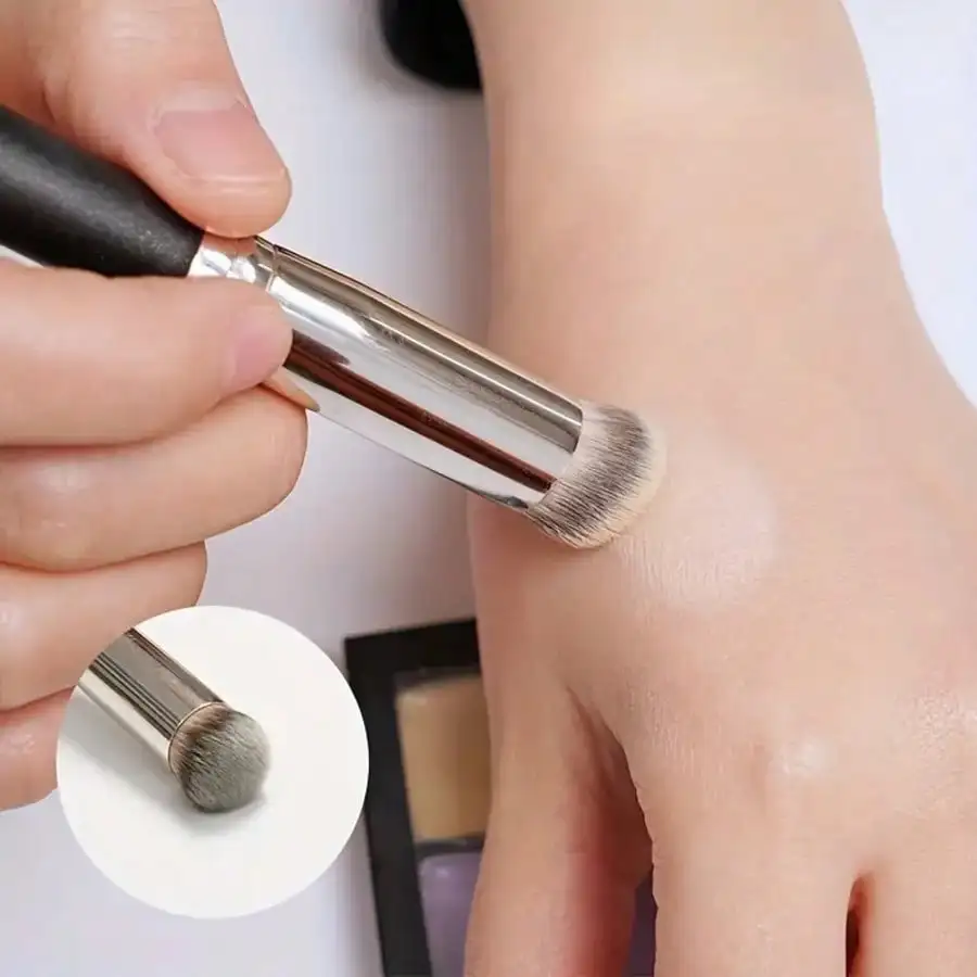 Glossy Handle Makeup Brush With Soft And Dense Bristles For Men And Women, Suitable For Concealer, Blending, Setting Powder, Liquid, Cream, And Polishing Cosmetics. It Can Be Used For Contouring The Nose And Concealing Blemishes.,Foundation Brush,Conceale